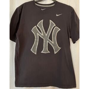 Nike NY Yankees T Shirt Mens Regular Fit Gray Size Medium Graphic Logo MLB Tee